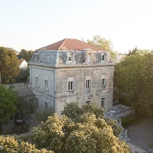 https://logis-hotel-residence-les-cedres.fr-provencehotel.com